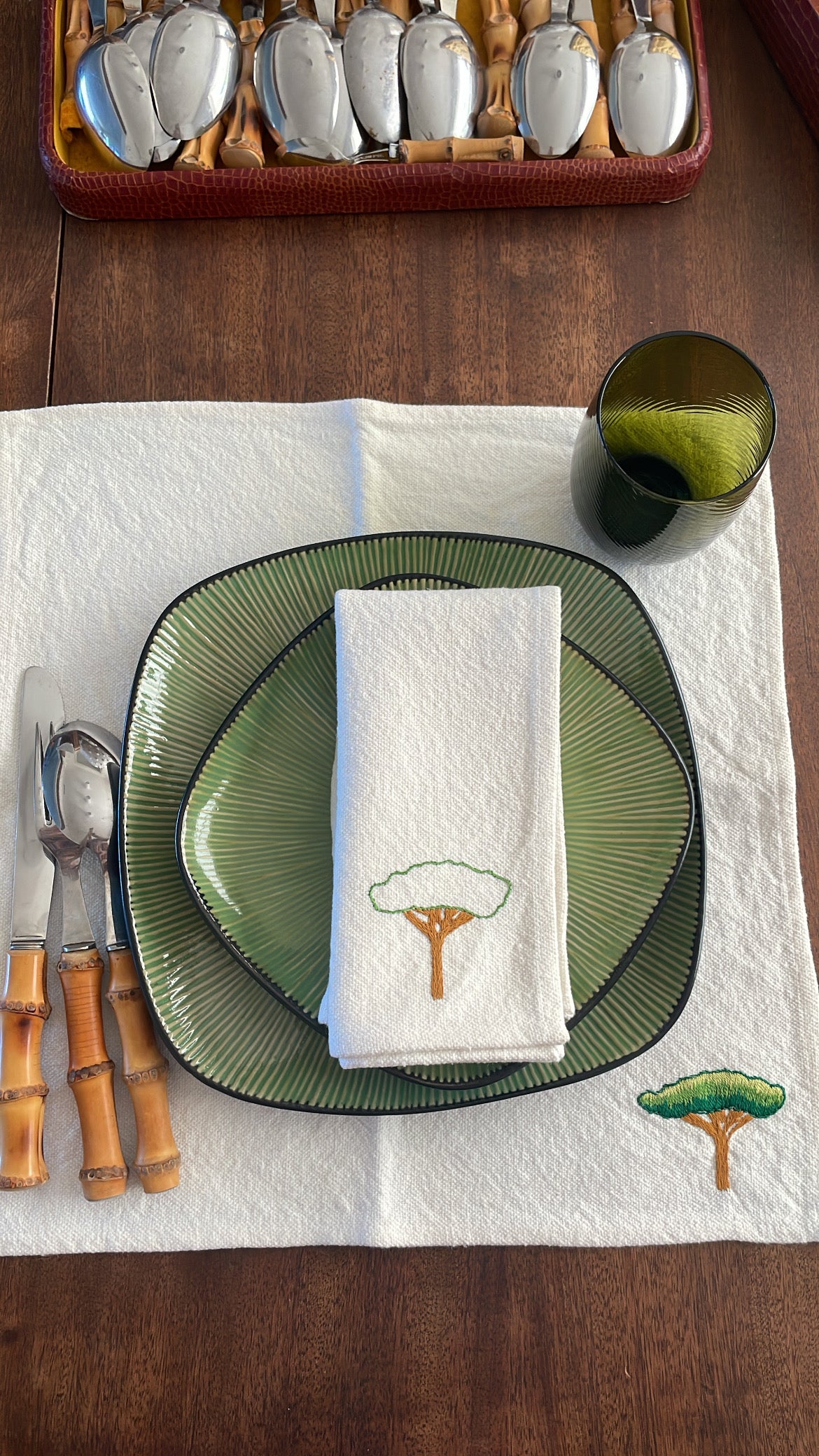 Le duo set et serviette brodée de table Pin Parasol