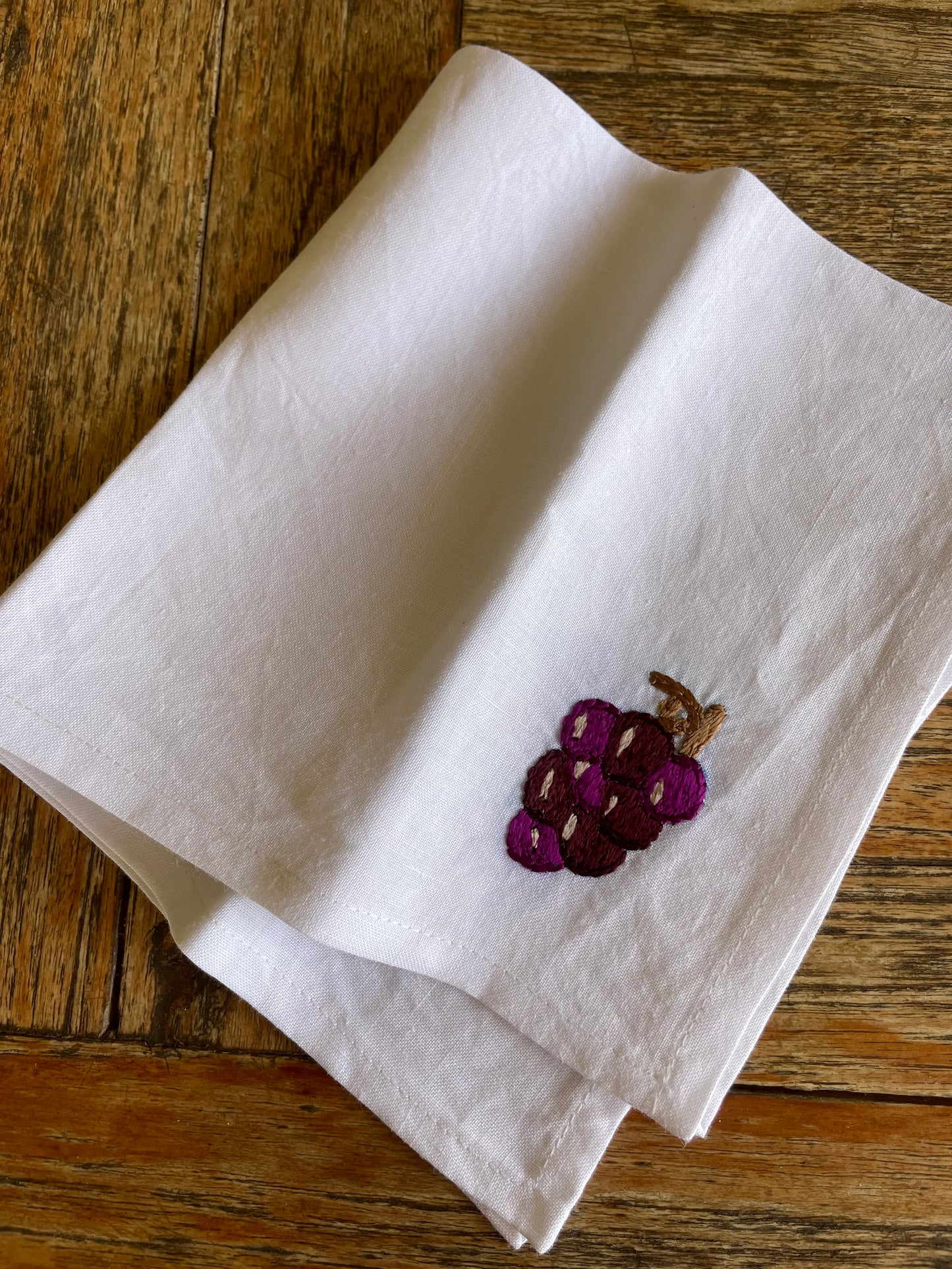 Serviette en lin brodée raisin