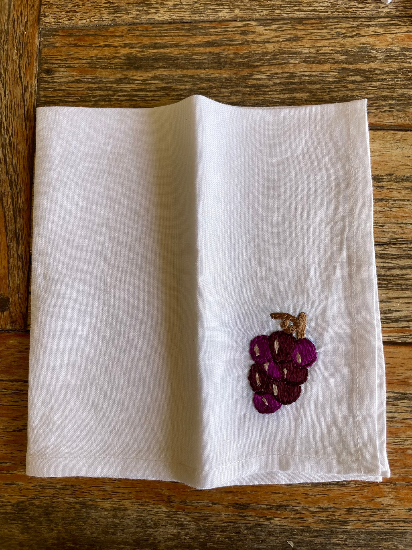 Serviette en lin brodée raisin