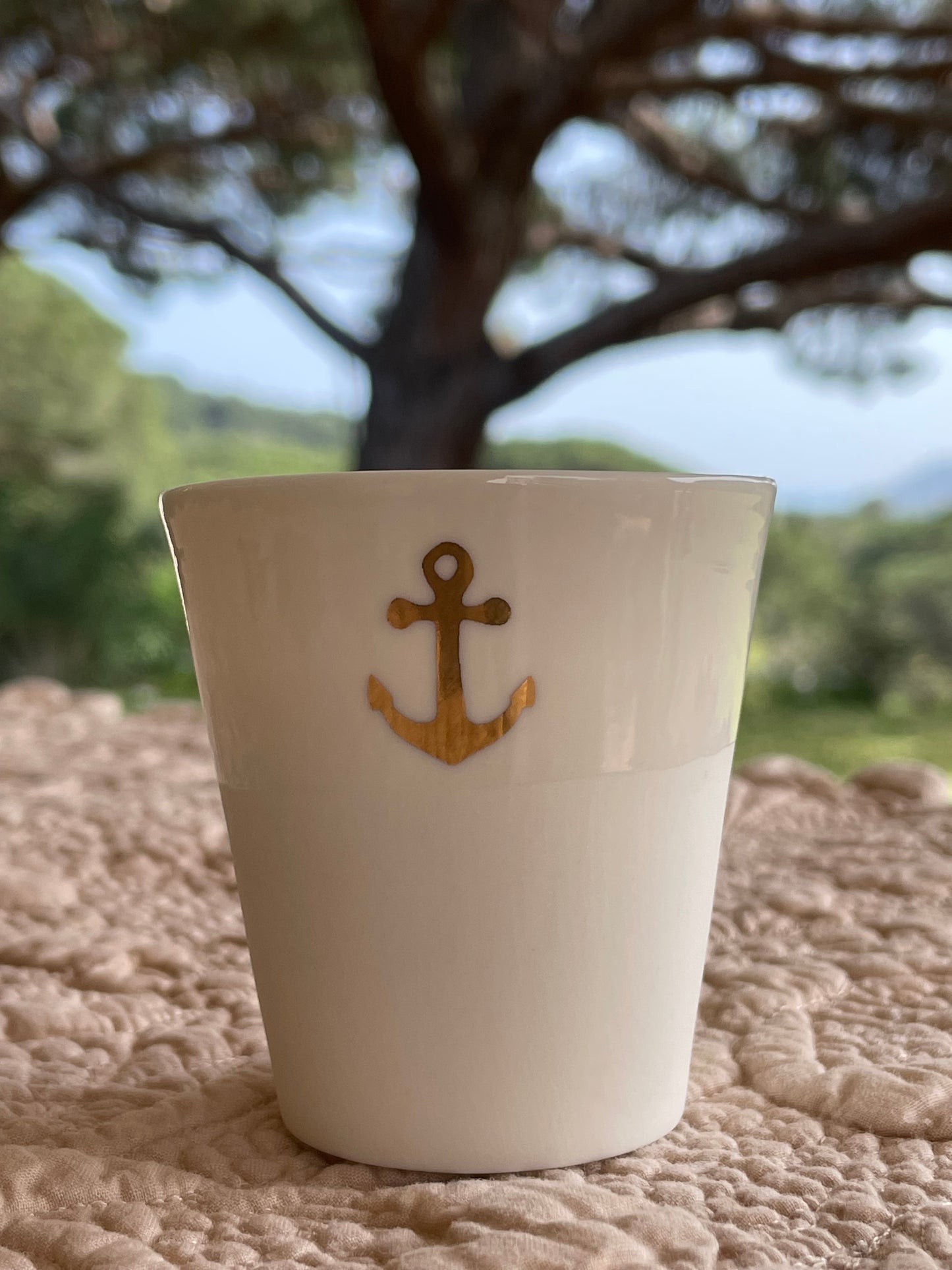 Tasse en porcelaine blanche avec dessin ancre marine en or